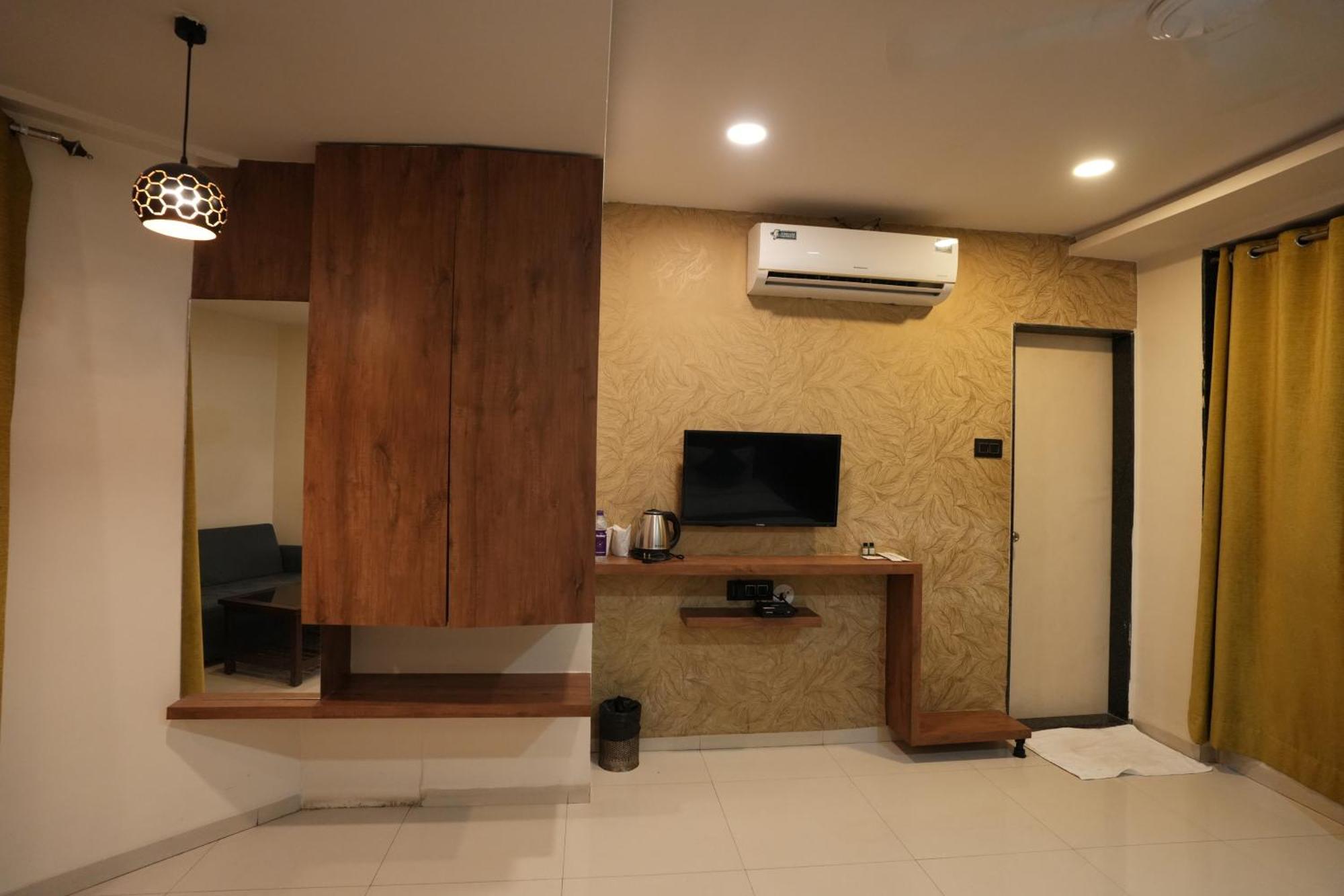 Gate Narhe, Hotel