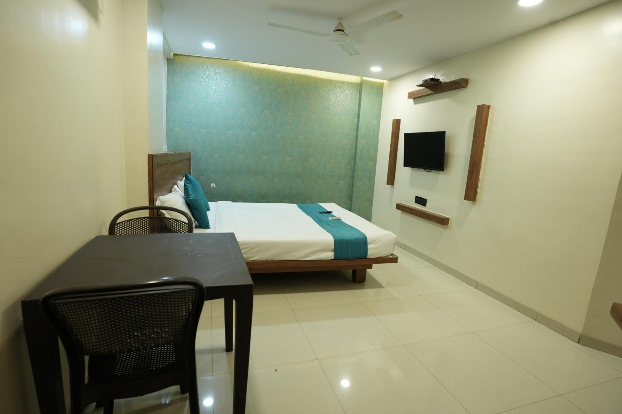 Hotel Gate Narhe,