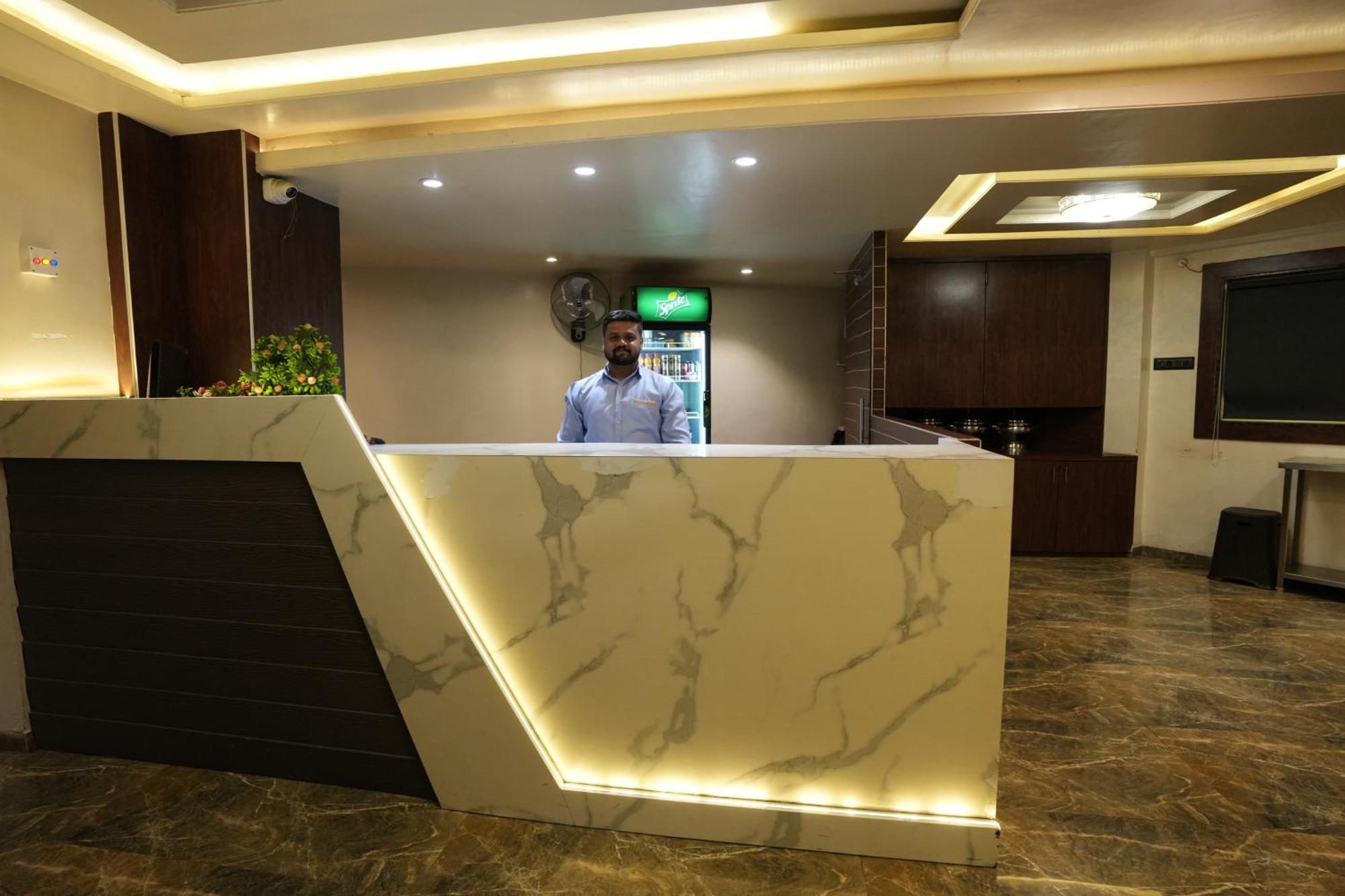 Hotel Gate Narhe,