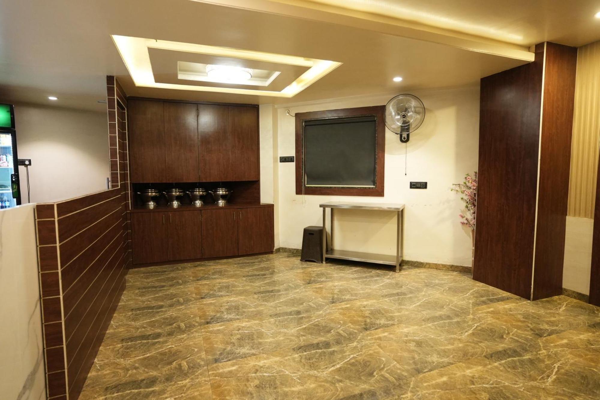 Hotel Gate Narhe,